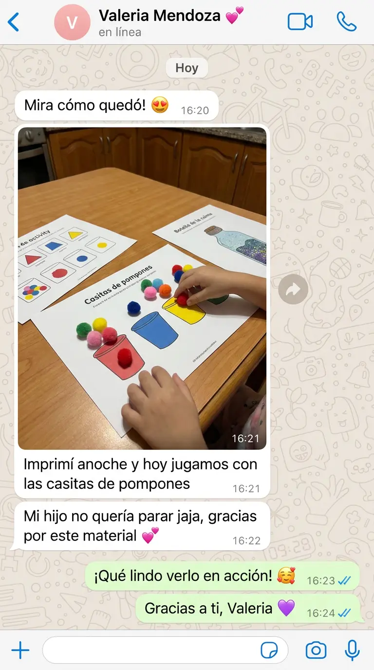 Testimonio de Valeria, mamá: foto de las fichas impresas jugando con las casitas de pompones